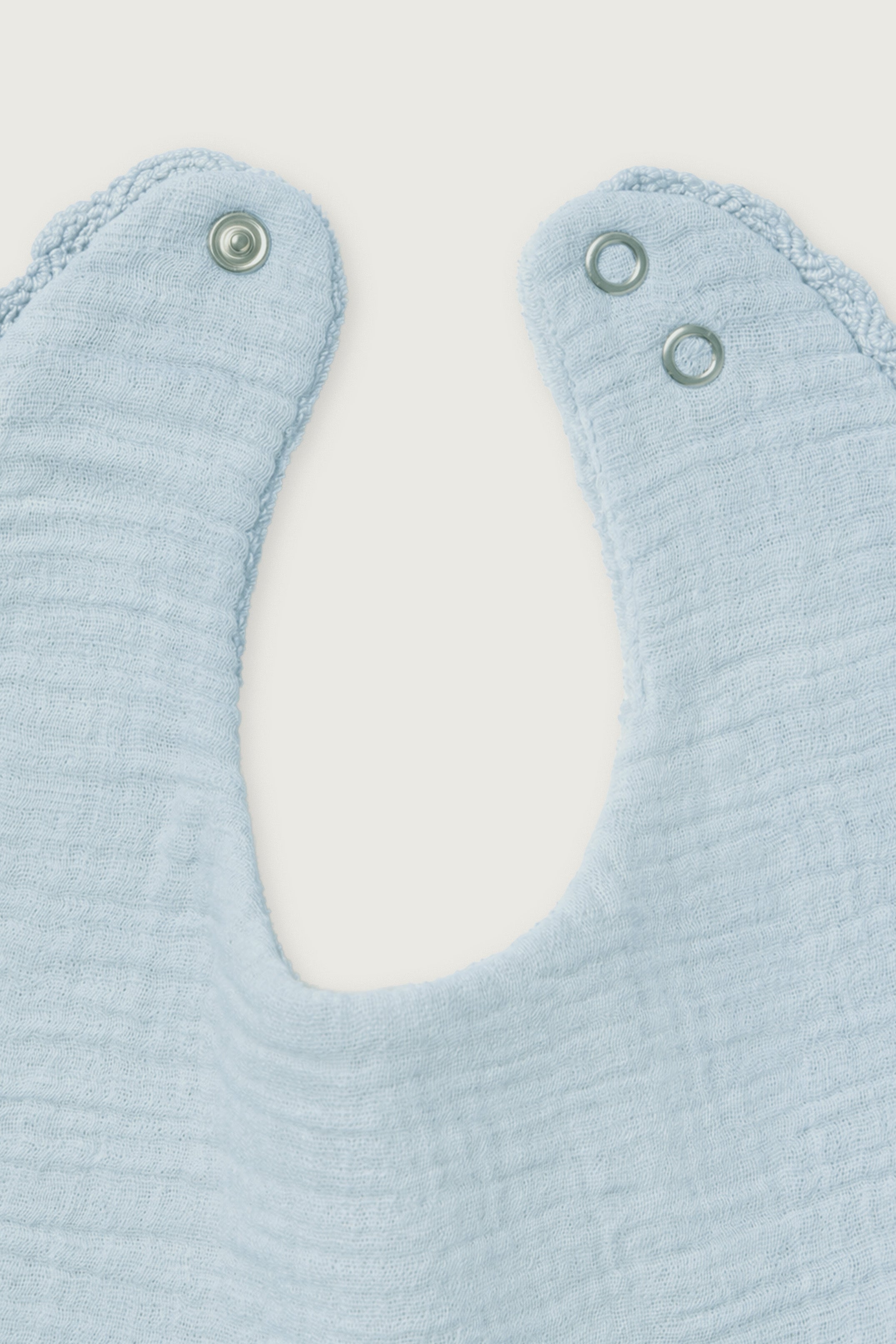 BABERO MUSELINA AZUL PERLA